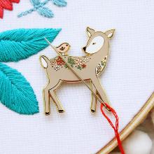 Needle minder “biche printanière”