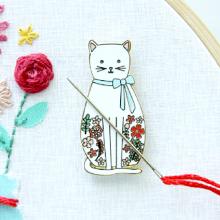 Needle minder “chat blanc fleuri”