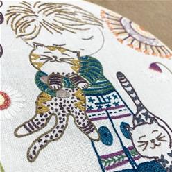 Quand Sacha câline ses chats (sold without hoop)