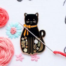 Needle minder “chat noir fleuri”