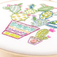Qui s'y frotte s'y pique (sold without hoop)